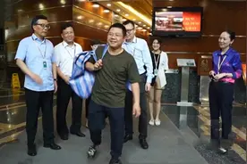 上海35亿大老板假扮农民工，到工地上班的第一天，结果差点被开除图片