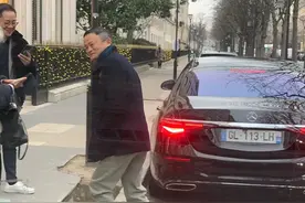 59岁马云巴黎被偶遇，换了新发型心情好，疑似与LVMH家族谈合作图片