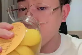 北方人问南方人，你们吃罐头，都不喝汤吗？南方人回，妈妈不让吃图片