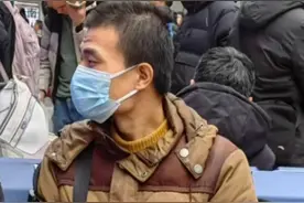 北大放假韦东奕现身火车站，旧毛衣已经严重破损，朴素如同农民工图片
