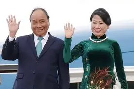 越南第一夫人：天生一张旺夫脸，儿女双全，身穿刺绣奥黛端庄大气图片