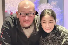 梁静晒照庆祝结婚19周年，与管虎同框面露微笑，丁昱彤又来喊话图片