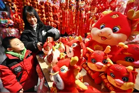 太原市民兴致勃勃地选购节庆用品图片