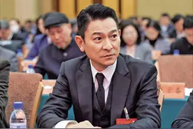 刘德华接棒成龙当选中国影协副主席图片