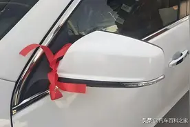 为什么路上看到有车挂“红绳”，要尽量避让？老司机告诉你原因图片