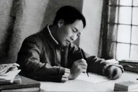 1955年授衔，为何主席突然拦住一将领，对他说：莫非把我忘了图片