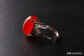 女子在鱼腹中发现一枚红宝石戒指，归还失主后意外寻到亲生母亲图片