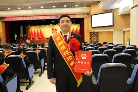 致敬！重庆检察官游中立被授予“全国模范检察官”称号图片