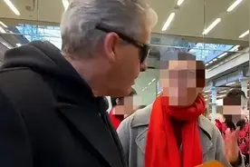 英国街头钢琴师与中国游客爆发冲突,原因让人震惊图片