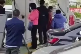 江西某高速服务区充电桩2.98元/度 百公里花费约54元 比油车加油都贵 客服:统一价1.8元/度 将核实上报图片
