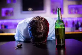 酒后找你的人，心底藏着深深的情感图片