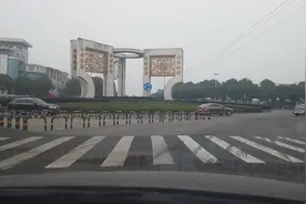 开车经过环岛的5个安全技巧，新手一定要掌握，弄明白能减少事故图片