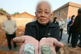 江西一工地挖出千枚银元，群众蜂拥挖刨，推测是以前富商的遗留图片