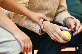 提案追踪｜马可为委员：让失智老人老有所依图片