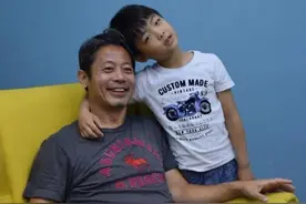 我是单亲奶爸，高材生，但儿子只考及格线，我焦虑陪读却适得其反图片