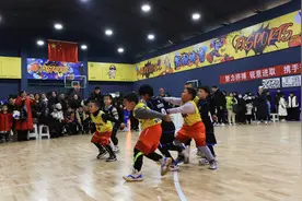 “我看到篮球就想打” 5岁萌娃成赛场“显眼包”图片