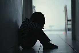 法国9岁男孩被遗弃，偷食物洗冷水澡却坚持上学，2年后才被发现图片
