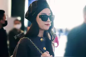 刘亦菲穿灰色短裙身材曼妙 戴贝雷帽造型又美又酷图片