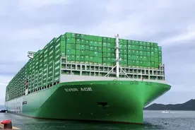 世界最大集装箱船，长400米排水量64万吨，能装下5个福特号航母图片