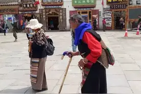 行走在拉萨街头的朝圣者图片
