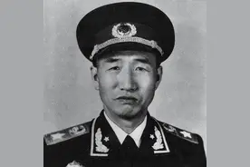 徐向前回山西老家，姑姑心疼地问：你做了大官，咋穿得不如老百姓图片
