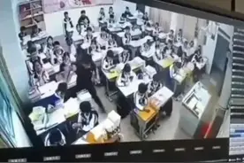 阳江某中学学生课堂上公然打牌，管教老师敢于管教，不该问责图片