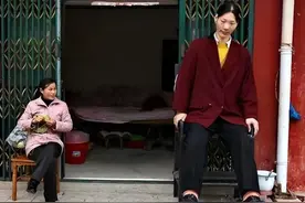 来自中国安徽的世界第一女巨人，穿78码鞋子，一顿吃6碗炒面图片