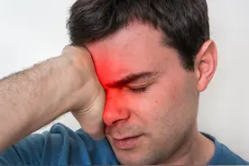 一个动作！男子左眼全部变白！紧急提醒：年底做这件事需注意图片