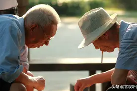 退休后谨记：逢人别说4句话，以免祸从口出，管住嘴晚年才幸福图片