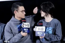 62岁刘德华沦陷34岁金马影后刘雅瑟，双手紧扣网友焦急喊话朱丽倩图片