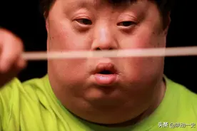 谎言27年，被制造的“天才指挥家”舟舟癌症痊愈后，他父亲想开了图片