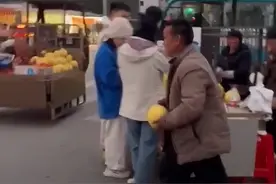女生把路上的柚子捡起送还给摊主，随后转身离开。下一秒隔壁摊主把柚子抱回，男摊主：行行行，你是大好人图片