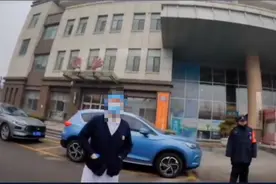 网传因未写明楼层外卖员未将餐送至护士手中，双方口角后护士嘲讽对方；院方：双方和解，护士停职图片