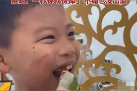 弟弟牙齿松动，自家鹦鹉来拔牙，姐姐：一秒钟就拔掉了，不痛也没出血图片
