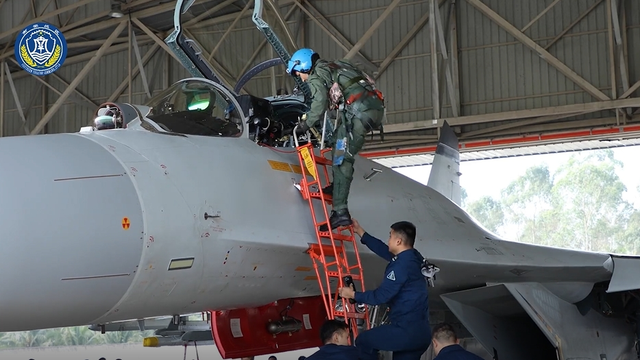 南部战区海航实弹训练！大方展示歼-11BHG发射PL-10命中目标画面