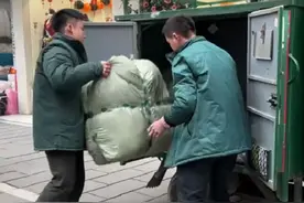 店老板捐赠灾区学生价值10万御寒衣服被快递弄丢，无法接受7倍运费3千元赔偿，邮政回应正协商处理图片
