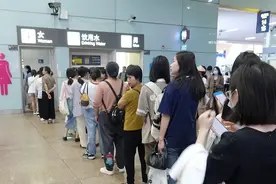 解决女性如厕难，还要想点新办法图片