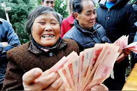 89年我考上大学，被双胞胎姐姐顶替，今我退休金7500，她靠低保图片