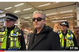 英国艺人街头直播，被数名中国人喝令删除视频！双方各执一词图片