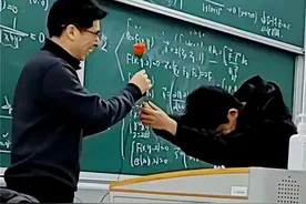 期末最后一堂数分课，学生给老师送上一朵小红花图片