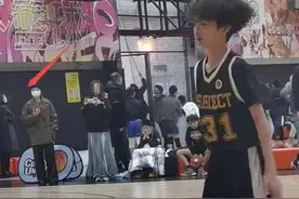 孙俪陪儿子打篮球，13岁等等眉清目秀超帅，身高不足1米6引热议图片