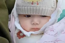 4个月女婴被遗弃后续 寄养在福利院 警察寻找亲生父母 已构成遗弃罪图片