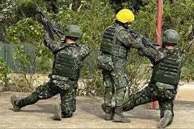 生离死别！台役男脸色凝重，家长忧心，当一年兵搞得像上战场一样图片