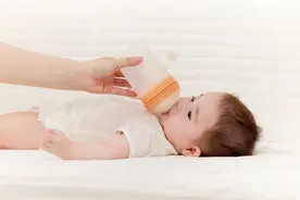 新生儿喝奶过多很伤脾胃，不利长高！当娃发出三信号时要减奶量图片