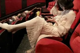 “姑娘穿钉子裤坐公交，突然一个急刹车，瞬间就太尴尬了”哈哈哈图片