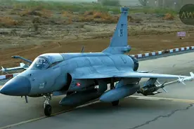 多架巴铁枭龙战机空袭伊朗目标，无人机监控：炸弹摧毁七个目标图片