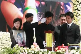 如果朋友父母去世，自己参加不了葬礼，微信转账应该这样写图片