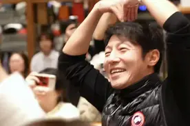 撒贝宁带妻子聚餐！和宇辉喝多，李白贴心照顾，穿5000元马甲抢镜图片
