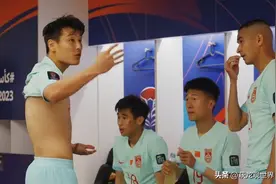 武磊向刘彬彬激烈输出 刘洋的眼神亮了 未来双料队长！小毛为他开脱图片