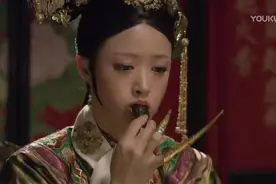 《甄嬛传》拍摄时，蒋欣要加“吃酸黄瓜”的戏，郑晓龙不同意，编剧为此和他大吵一架，没想到意外成经典图片